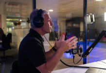 Parler face à un micro : posture, regard, silence